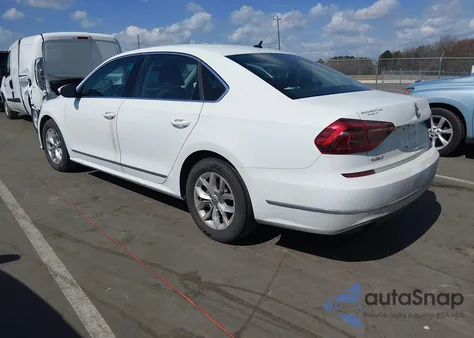 2017 Volkswagen Passat 1.8T S z USA, uszkodzony, nr VIN 1VWAT7A35HC017915